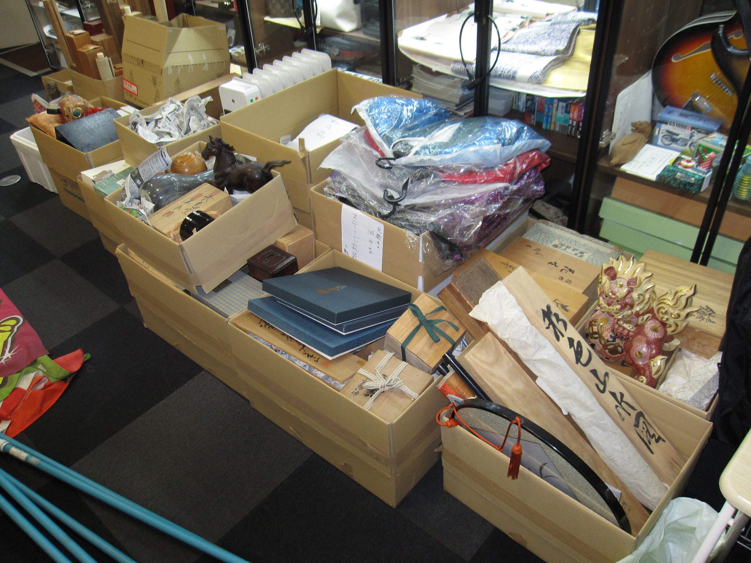 【出張買取/遺品整理】九谷焼 花瓶 置物 玉獅子 掛け軸 輪島塗 ギター 演歌歌手衣装 他 買取 / 買取専門 金沢買取プラザ
